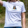 byala-teniska-s-mechka-damska Woman wearing a white unisex T-shirt with a "Boho" bear design, featuring a colorful mountain landscape, sun, and decorative elements.