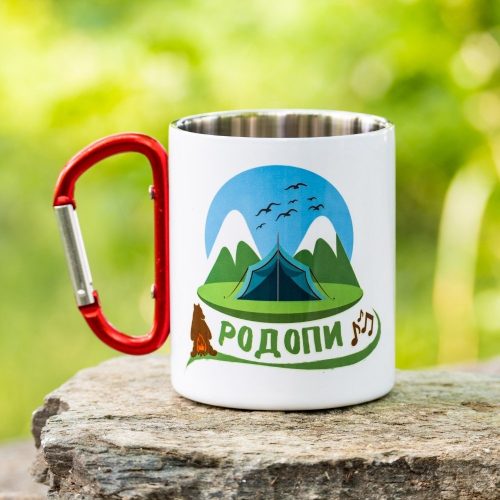 kanche-s-karabiner-za-planinari-podarak-rodopa Thermo mug with Rodopi Mountains design and red carabiner handle