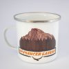 kanche-za-planina-kenche-metalno (32) White enamel camping mug featuring an illustration of Vratsa Balkan’s rocky peaks and dense forests. Placed on a wooden stump in a lush green forest.