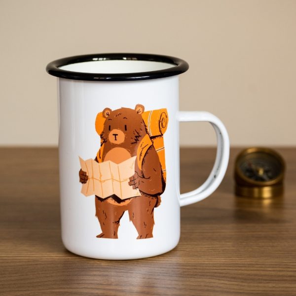 metalno-golyamo-kanche-za-planina-bear-tourist Metal enamel camping mug with an illustration of a bear wearing a backpack and holding a map