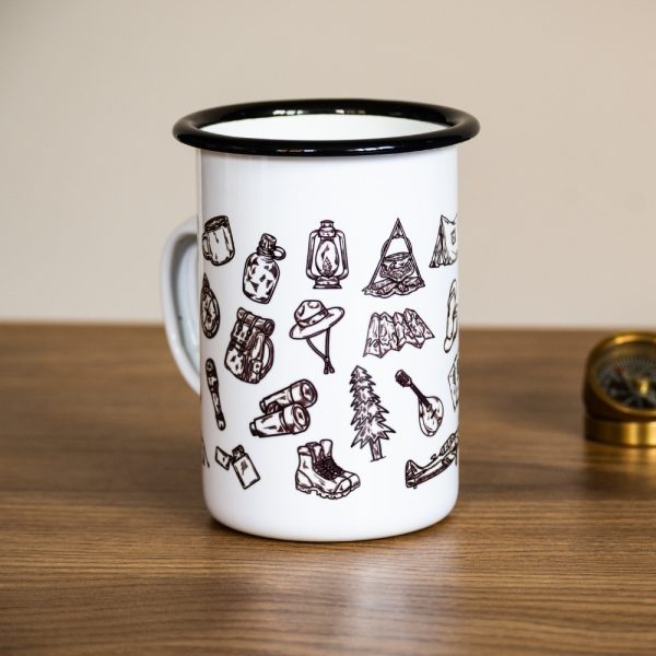 metalno-golyamo-kanche-za-planina-camping Metal enamel mug with black and white camping-themed illustrations, including backpack, boots, lantern, and mountain gear