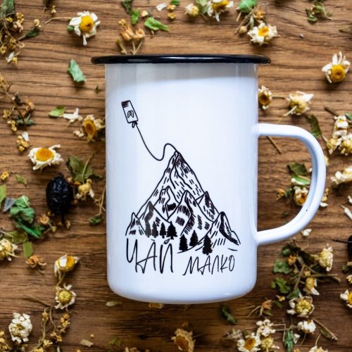 metalno-golyamo-kanche-za-planina-chai-malko Metal enamel mug with a black mountain illustration and the text 'Чай малко' in Bulgarian.