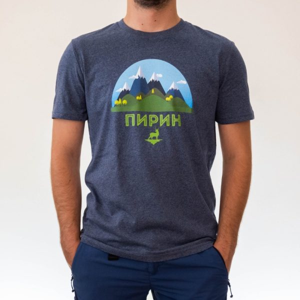 myzhka-teniska-siva-za-planina-pirin Man wearing a dark gray unisex T-shirt with a "Pirin" mountain design, featuring sharp peaks, green hills, and a deer silhouette.