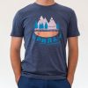 myzhka-teniska-siva-za-planina-rila Man wearing a dark gray unisex T-shirt featuring an illustration of Rila mountain, pine trees, a river, and the text "Рила" in Cyrillic.