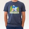 myzhka-teniska-siva-za-planina-stara-planina Man wearing a dark gray unisex T-shirt featuring an illustration of Stara Planina mountains, trees, a book, and the text "Стара планина" in Cyrillic.