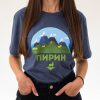 teniska-damska-siva-za-planinarka-pirin Woman wearing a dark gray unisex T-shirt with a "Pirin" mountain design, featuring sharp peaks, green hills, and a deer silhouette.