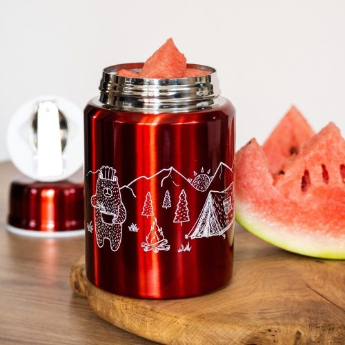 termos-za-hrana-metalen-kutia Red insulated food thermos filled with fresh watermelon slices, featuring mountain-themed illustrations, placed next to watermelon slices on wooden board.