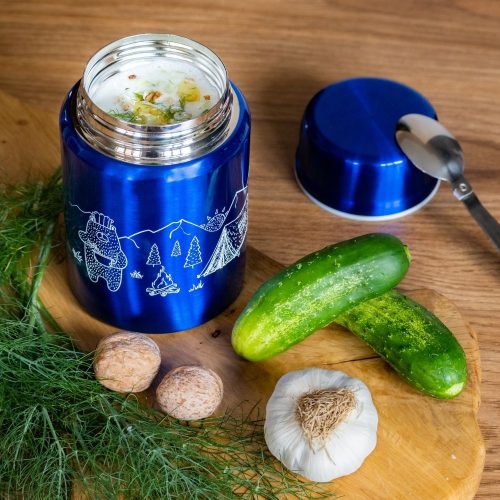 thermos-za-hrana-planina-kutia Blue stainless steel food thermos 450 ml with soup, and spoon on wooden table.