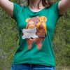 zelena-damska-teniska-mechka Woman wearing a green T-shirt with a hiking bear design, featuring a bear holding a map and carrying a backpack.