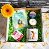 Podarak-za-momiche-zhena-planinarka (1) Gift box for women featuring an enamel mug, soy wax candle, seed paper card, and herbal tea, perfect for nature lovers and adventurers.