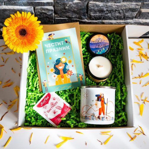Podarak-za-momiche-zhena-planinarka (1) Gift box for women featuring an enamel mug, soy wax candle, seed paper card, and herbal tea, perfect for nature lovers and adventurers.