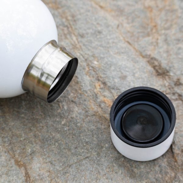 Close-up of an aluminum bottle with a secure, leak-proof cap. Durable and lightweight, perfect for outdoor adventures.