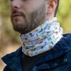 bandana-za-planina-gora Close-up of a man wearing a multifunctional white buff as a neck gaiter, featuring hiking-themed illustrations and Bulgarian mountain names.