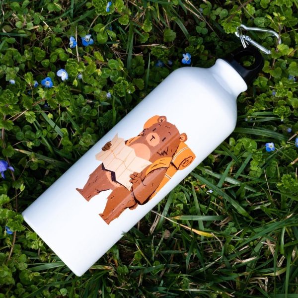 butilka-metalna-komplekt White aluminum water bottle (800ml) featuring an illustration of a bear with a backpack and a map, lying on green grass with small blue flowers.