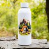 butilka-ot-stomana-zdrava-kuche White stainless steel bottle (800 ml) featuring an illustration of a dog sitting by a tent and a campfire, with mountains and trees in the background.