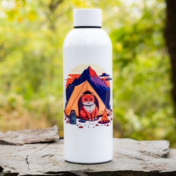 butilka-ot-stomana-zdrava-orange-cat White stainless steel bottle (800 ml) featuring an artistic illustration of a red cat sitting in a tent near a campfire, surrounded by mountains at sunset.