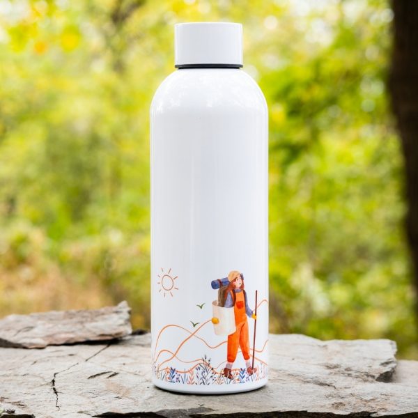 White stainless steel bottle (800 ml) with an illustration of a female hiker carrying a map, placed on a rock with a natural green background.