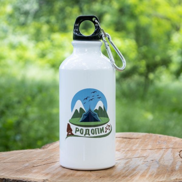 butilka-rodopi-za-planina Lightweight 400ml aluminum water bottle featuring a Rhodope Mountains-inspired design with a tent and nature elements, ideal for hiking and daily use.