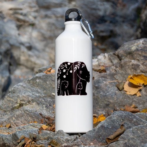butilka-za-voda-planina Lightweight 800ml aluminum bottle with a black bear and cub design, placed on rocky ground with autumn leaves.