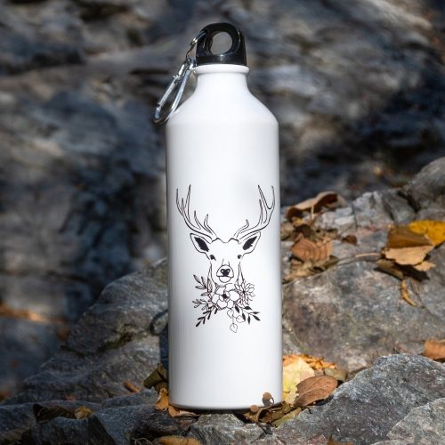butilka-za-voda-prehodi-elen Lightweight 800ml aluminum bottle with a minimalist deer illustration, placed on a rock with autumn leaves around it.