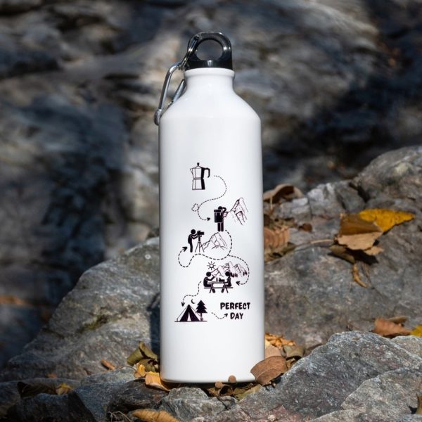 butilka-za-voda-prehodi-perfect-day Lightweight 800ml aluminum bottle with a minimalistic "Perfect Day" adventure design, placed on a rock in a natural setting.