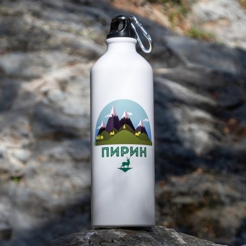 butilka-za-voda-prehodi-pirin Lightweight 800ml aluminum bottle featuring a Pirin mountain illustration. Durable, portable, and equipped with a carabiner for easy carrying.