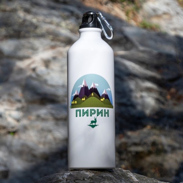 Lightweight 800ml aluminum bottle featuring a Pirin mountain illustration. Durable, portable, and equipped with a carabiner for easy carrying.