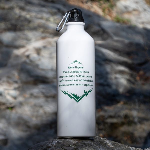 Durable 800ml aluminum bottle featuring an inspiring inscription about Pirin Mountain. Lightweight, portable, and equipped with a carabiner.