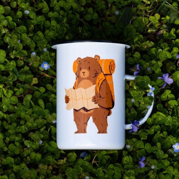 chasha-kanche-kenche-s-meche Large white enamel mug (450ml) featuring an illustration of a bear with a backpack and a map, placed on green grass with small blue and purple flowers.