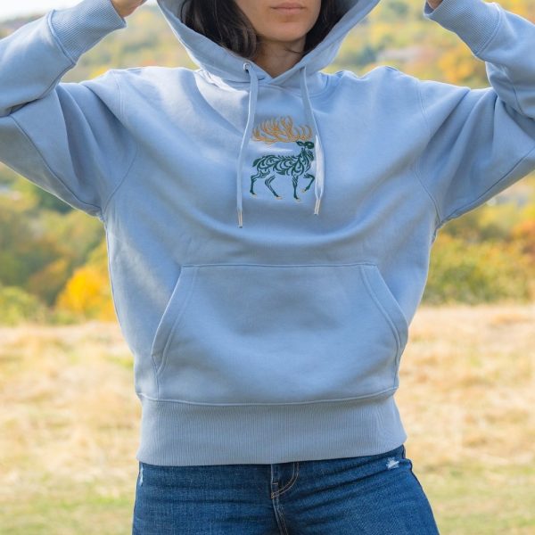 hoodie-s-kachulka-sinio-broderia Light blue oversized hoodie with an embroidered deer design, featuring a hood and front pocket.