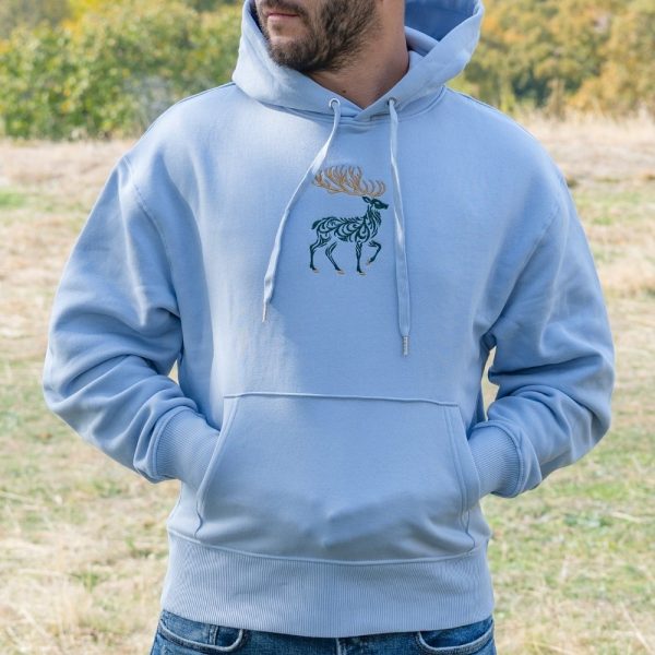 hoodie-s-kachulka-sinio-myzhko Light blue oversized hoodie with an embroidered deer design, featuring a hood and a front pocket.