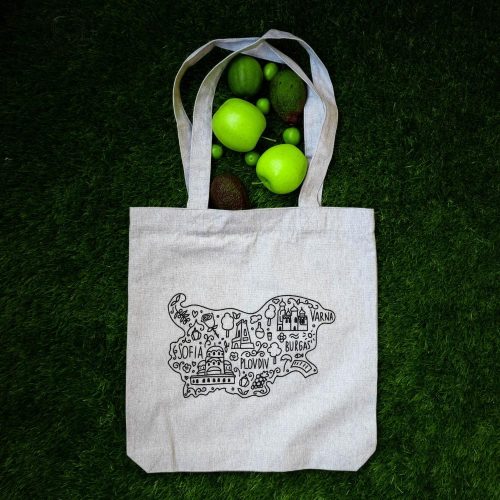 pazarska-chanta-eco-plat (2) Eco-friendly reusable tote bag made from 80% recycled cotton and 20% recycled polyester. Light gray with a black print of a stylized Bulgaria map featuring major cities.