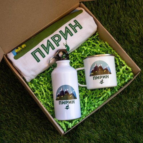 podarachna-kutiya-podarak-za-planinar-pirin Hiking gift set featuring an enamel mug, aluminum bottle, and cotton T-shirt with a Pirin Mountain-inspired design.