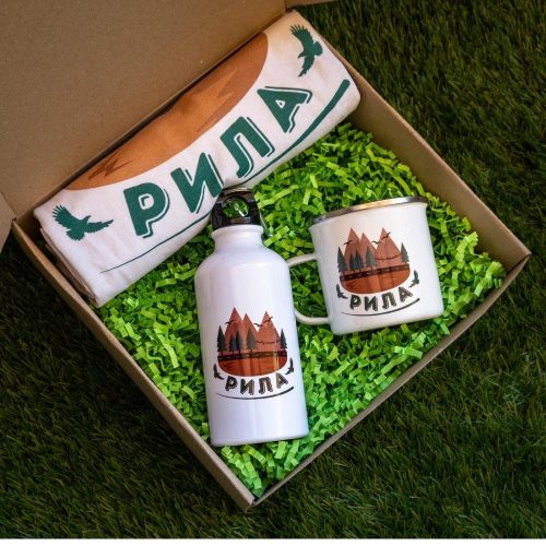 podarachna-kutiya-podarak-za-planinar-rila Hiking gift set featuring an enamel mug, aluminum bottle, and cotton T-shirt with a Rila Mountain-inspired design.