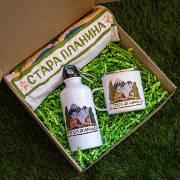 podarachna-kutiya-podarak-za-planinar-stara-planina Hiking gift set featuring an enamel mug, aluminum bottle, and cotton T-shirt with a Stara Planina Mountain-inspired design.