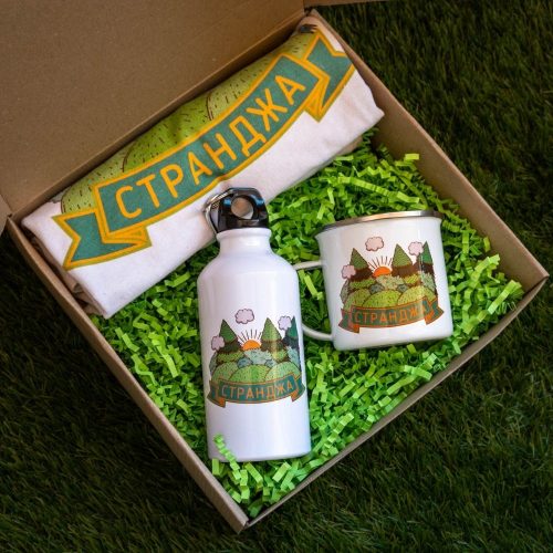 podarachna-kutiya-podarak-za-planinar-strandzha Hiking gift set: enamel mug, aluminum bottle, and cotton T-shirt with a custom design inspired by Strandzha Mountain.