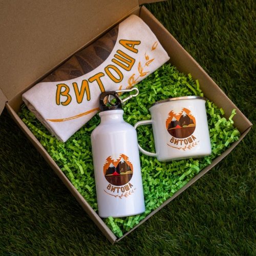 podarachna-kutiya-podarak-za-planinar-vitosha Hiking gift set featuring an enamel mug, aluminum bottle, and cotton T-shirt with a Vitosha Mountain-inspired design.