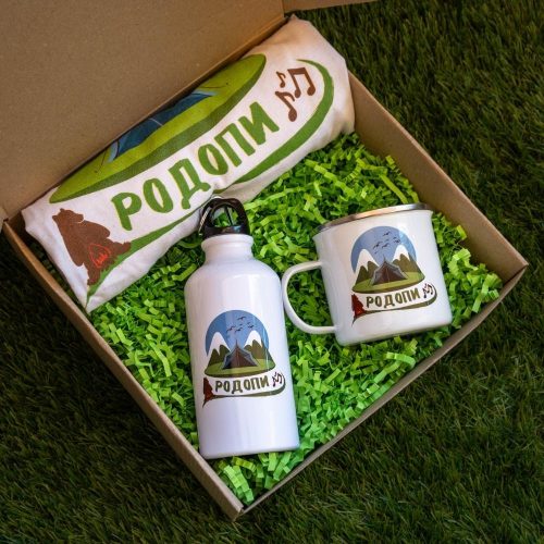 podarak-ideya-planinar-rodopi Hiking gift set featuring an enamel mug, aluminum bottle, and cotton T-shirt with a Rhodope Mountains-inspired design.