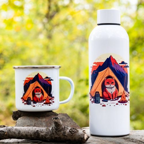 podarak-za-planinar-termos-chasha-kenche-kote Enamel mug and 800ml stainless steel bottle featuring a design of a fox sitting in front of a tent with a campfire, surrounded by mountains at sunset.