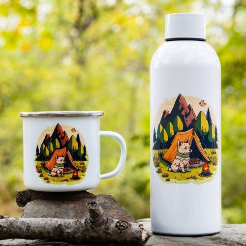 podarak-za-planinar-termos-chasha-kenche-kuche Enamel mug and 800ml stainless steel bottle with a design of a fluffy dog sitting in front of a tent with a campfire, surrounded by mountains and trees.