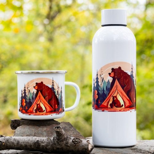 podarak-za-planinar-termos-chasha-kenche-mechka Enamel mug and 800ml stainless steel bottle with an illustration of a bear and a cub near a tent, surrounded by a forest with autumn hues.