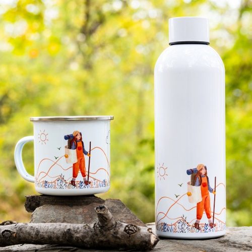 podarak-za-planinar-termos-chasha-kenche-momiche-zhena Enamel mug and 800ml stainless steel bottle featuring an illustration of a female hiker with a map and trekking pole, walking through a scenic landscape.