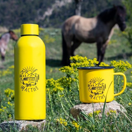 podarak-za-planinar-termos-chasha-kenche-zhylto-shtastie Yellow enamel mug and 800ml stainless steel bottle with a campervan and mountain design, symbolizing happiness and adventure.