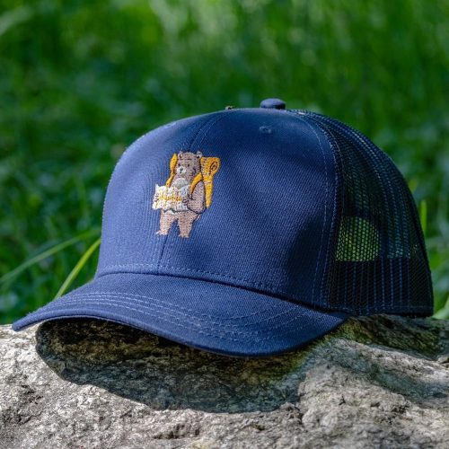 shapka-s-kozirka-i-mrezha-sinia Navy blue mesh cap with an embroidered hiking bear holding a map.
