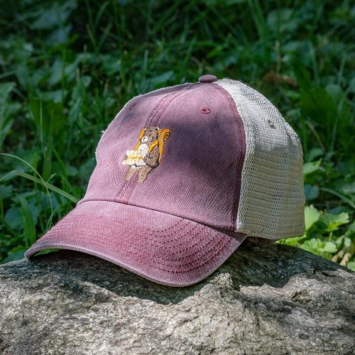 shapka-s-kozirka-meka-mrezha-bordo Vintage-style faded brown trucker cap with embroidered bear carrying a map and backpack.