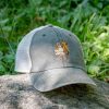 shapka-s-kozirka-meka-mrezha-zelena-explorebg Vintage-style gray cap with a breathable mesh back and an embroidered bear with a backpack.