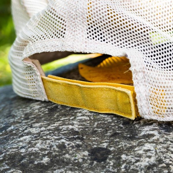 Регулируема велкро закопчалка на жълта винтидж шапка с мрежест гръб.