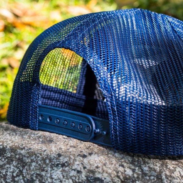 shapka-s-prava-kozirka-sinia-myzhka Close-up of the back of a navy blue mesh cap with an adjustable snap closure.
