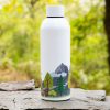 stomanena-butilka-gora (1) Lightweight aluminum bottle with a scenic mountain landscape design. Durable and leak-proof, ideal for outdoor adventures.