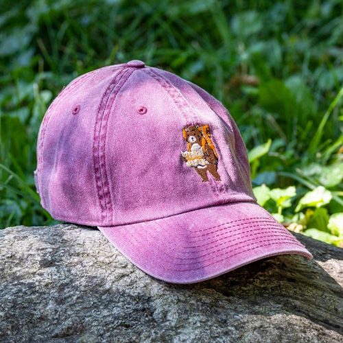 vintage-shapka-s-kozirka-bordo Vintage pink baseball cap with an embroidered bear holding a map, featuring a breathable mesh back and an adjustable strap for a custom fit.